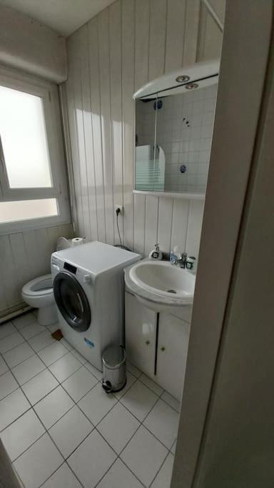 Apartment A 1km De La Gare De Caen Et 9 Kms De La *